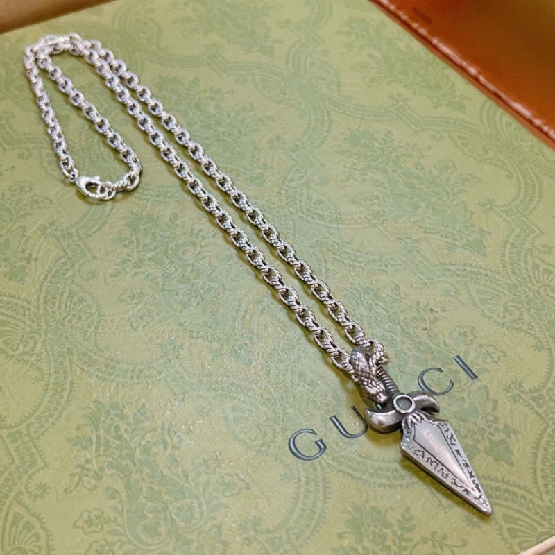 G*u*i necklaces